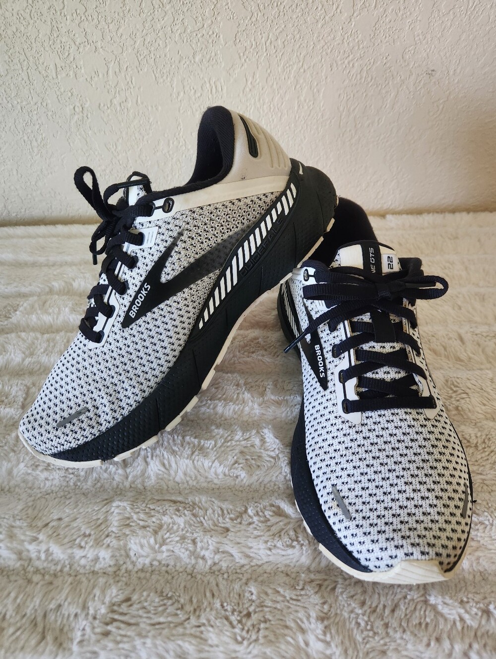 Brooks Women's Adrenaline GTS 22 Running Sneakers 